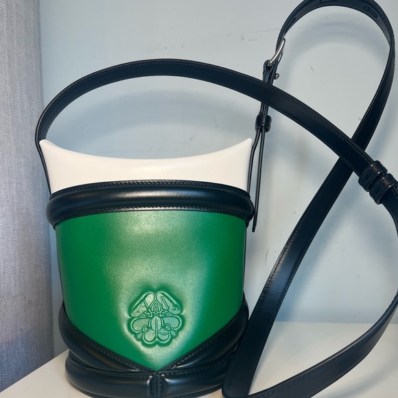 Alexander McQueen Curve Crossbody Bucket Bag | Green Black Leather | NWT - Picture 2 of 14